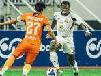Pemain-Deltras-FC-Neville-Tengeg-menguasai-bola-dihalau-pemain-Kendal-Tornado-FC.jpg