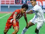 Pemain-Deltras-FC-kaus-merah-berduel-dengan-pemain-PSIS-Semarang-di-Stadion-GDS.jpg