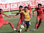 Pemain-Gresik-United-Imam-Witoyo-dalam-laga-uji-coba-melawan-Deltras-Sidoarjo.jpg
