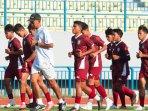 Pemain-Gresik-United-berlatih-di-Stadion-Gelora-Joko-Samudro-Gresik-ilustrasi-gresik-united.jpg