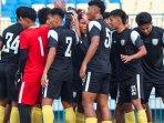 Pemain-Gresik-United-saat-laga-uji-coba-lawan-Persela-Lamongan-2025.jpg