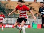 Pemain-Madura-United-Jordy-Wehrmann-menguasai-bola-dikawal-pemain-Borneo-FC.jpg