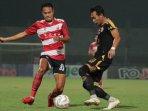 Pemain-Madura-United-Koko-Ari-Araya-berduel-pemain-Persija-Hansamu-Yama-Madura-United-vs-Persija.jpg