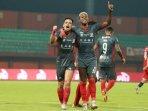 Pemain-Madura-United-Lulinha-dan-Hugo-Gomes-saat-selebrasi.jpg