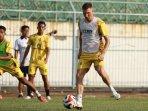 Pemain-Madura-United-jalani-latihan-tim-di-Stadion-Gelora-Bangkalan-jelang-hadapi-Dewa-United.jpg