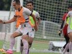 Pemain-Madura-United-menjalani-latihan-dalam-program-pemusatan-latihan-di-Jakarta.jpg