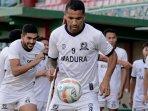 Pemain-Madura-United-menjalani-latihan-jelang-menjamu-Persija-Jakarta-di-Stadion-Gelora-Bangkalan.jpg