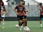 Pemain-Madura-United-menjalani-latihan-tim-di-Stadion-Gelora-Bangkalan.jpg