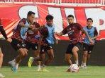 Pemain-Madura-United-menjalani-official-training-di-Stadion-Gelora-Kie-Raha-Ternate.jpg