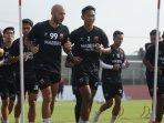 Pemain-Madura-United-saat-latihan-bersama-di-Stadion-Gelora-Bangkalan-Madura-2025.jpg