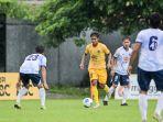 Pemain-Malang-United-kuning-saat-menggiring-bola.jpg