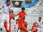 Pemain-NZR-Sumbersari-FC-Sunarto-kiri-berebut-bola-udara-dengan-pemain-Persekabpas.jpg