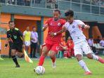 Pemain-NZR-Sumbersari-FC-berduel-dengan-pemain-PSGC-Ciami.jpg