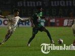 Pemain-Persebaya-Alta-Ballah-dalam-kepungan-pemain-Persija-Persebaya-vs-Persija-Jakarta.jpg