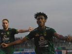 Pemain-Persebaya-Alta-Ballah-melakukan-selebrasi-usai-membobol-gawang-Borneo-FC.jpg