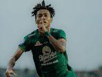 Pemain-Persebaya-Alta-Ballah-sedang-berselebrasi.jpg
