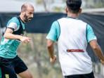 Pemain-Persebaya-Dime-Dimov-menguasai-bola-dalam-sesi-latihan-tim.jpg