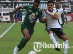 Pemain-Persebaya-Paulo-Victor-dikepung-pemain-Rans-Nusantara-Persebaya-vs-Rans-Nusantara-FC1.jpg