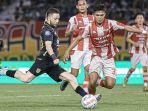 Pemain-Persebaya-Robson-Duarte-menendang-bola-mengarah-ke-gawang-Persis.jpg