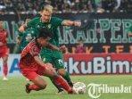 Pemain-Persebaya-Sho-Yamamoto-diadang-pemain-Persija-pada-laga-Persebaya-vs-Persija-Jakarta.jpg