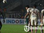 Pemain-Persebaya-Surabaya-Alwi-Slamat-dalam-kepungan-pemain-Persija-persebaya-vs-persija.jpg