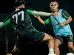 Pemain-Persebaya-Surabaya-Ardi-Idrus-melepaskan-tendangan-di-Stadion-Gelora-10-November-Surabaya.jpg