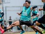 Pemain-Persebaya-Surabaya-Arief-Catur-berebut-bola-dengan-rekan-tim-persebaya-berlatih.jpg