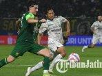 Pemain-Persebaya-Surabaya-Dejan-Tumbas-pada-pertandingan-Persebaya-vs-Persib-Bandung.jpg