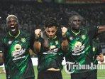 Pemain-Persebaya-Surabaya-Gilson-Costa-Bruno-Moreira-dan-Flavio-Silva-saat-Team-Launching-Game.jpg