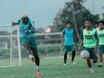 Pemain-Persebaya-Surabaya-menjalani-latihan-tim-dalam-program-pemusatan-latihan-di-Yogyakarta.jpg