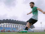 Pemain-Persebaya-Zee-Valente-menjajal-lapangan-Stadion-Indomilk.jpg
