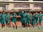 Pemain-Persebaya-menjalani-latihan-jelang-menghadapi-PSBS-Biak.jpg