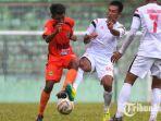 Pemain-Persekabpas-Pasuruan-Nur-Aqil-Baihaqi-kiri-berebut-bola-dengan-pemain-NZR-Sumbersari-FC.jpg
