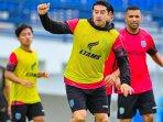 Pemain-Persela-Lamongan-menjalani-Official-Training-jelang-hadapi-PSIS-Semarang-2025.jpg