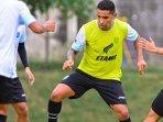 Pemain-Persela-Lamongan-menjalani-sesi-latihan-tim-dalam-pemusatan-latihan-2025.jpg