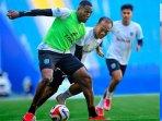 Pemain-Persela-Lamongan-menjalani-sesi-official-training-di-Stadion-Batakan-Balikpapan-2025.jpg