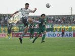 Pemain-Persib-Persib-Kuipers-kiri-membuang-bola-saat-dibayangi-pemain-Persebaya-M-Iqbal.jpg