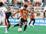 Pemain-Persibo-Bojonegoro-jersey-oranye-saat-laga-hadapi-UHO-MZF-F.jpg