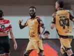 Pemain-Persija-Jakarta-Maxwell-dan-Allano-laga-Madura-United-vs-Persija-Jakarta2025.jpg