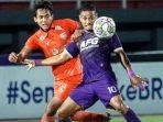 Pemain-Persik-Kediri-Renan-Silva-berduel-dengan-pemain-Borneo-FC-Hendro-Siswanto.jpg