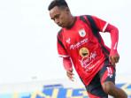 Pemain-Persipura-menjalani-official-training-jelang-menghadapi-Persela-di-Stadion-Surajaya.jpg