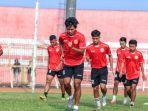 Pemain-Putra-Delta-Sidoarjo-saat-menggelar-latihan-di-Stadion-Soepriadi-Kota-Blitar.jpg