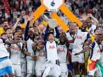 Pemain-Tottenham-Hotspur-alias-Spurs-Son-Heung-min-mengangkat-trofi-menjuarai-Liga-Eropa-20242025.jpg