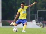 Pemain-belakang-Gresik-United-Risman-Maidullah-menendang-bola.jpg