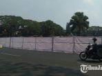 Pembatas-warna-putih-membentang-di-Alun-alun-Tugu-Kota-Malang-saat-dilakukan-renovasi.jpg