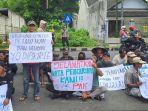 Pembudidaya-ikan-yang-tergabung-dalam-KJA-Waduk-Karangkates-menyampaikan-aspirasi.jpg