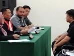 Pemilik-toko-minol-SJ-25-pria-berpakaian-hitam-saat-menjalani-sidang-tipiring.jpg