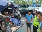 Pemudik-yang-mengangkut-orang-dengan-barang-banyak-muatan-di-bak-pikap-ditilang.jpg