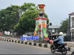 Penampakan-patung-petani-berkepala-buah-apel.jpg