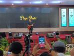 Penampilan-Piyu-Padi-saat-menghibur-mahasiswa-dalam-kegiatan-Financial-Literacy-For-Youth.jpg